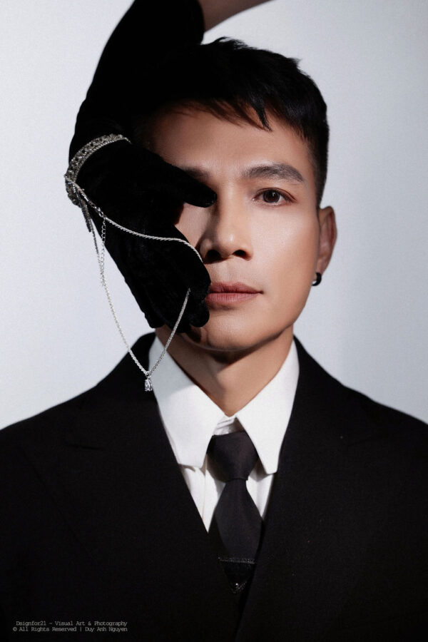 Alternative view of Singer Luong Tung Quang